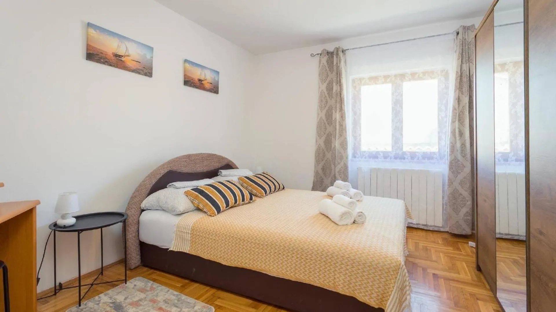 Holiday home 4 Schlafzimmer, 3 Badezimmer, Wohnzimmer, Voll Ausgestattete Kueche, Privater Pool, Sommerkueche, Grill, Garten Pula