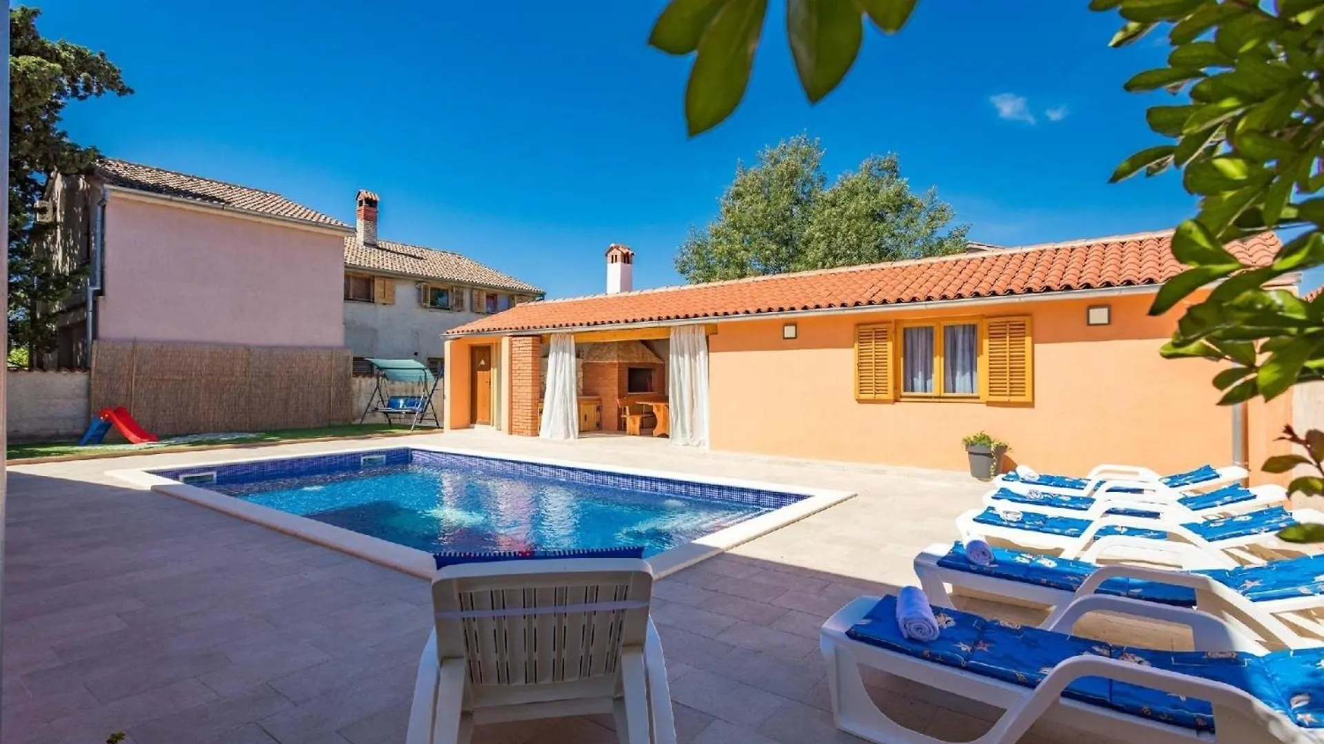 Holiday home 4 Schlafzimmer, 3 Badezimmer, Wohnzimmer, Voll Ausgestattete Kueche, Privater Pool, Sommerkueche, Grill, Garten Pula