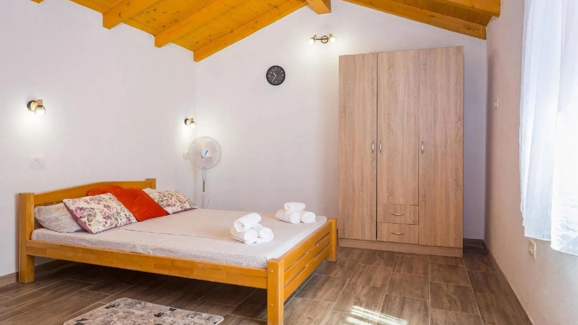 4 Schlafzimmer, 3 Badezimmer, Wohnzimmer, Voll Ausgestattete Kueche, Privater Pool, Sommerkueche, Grill, Garten Pula