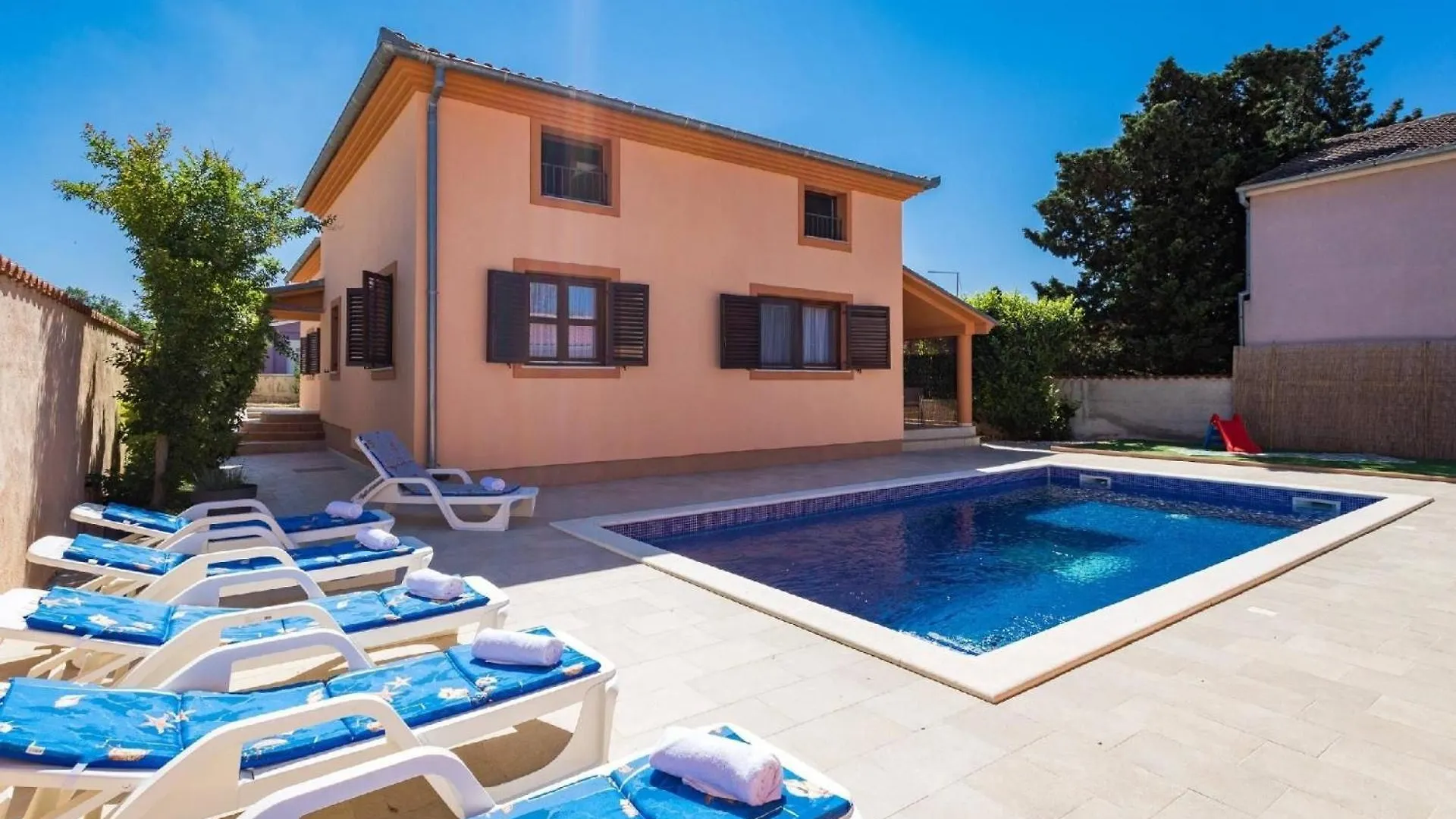 4 Schlafzimmer, 3 Badezimmer, Wohnzimmer, Voll Ausgestattete Kueche, Privater Pool, Sommerkueche, Grill, Garten Pula