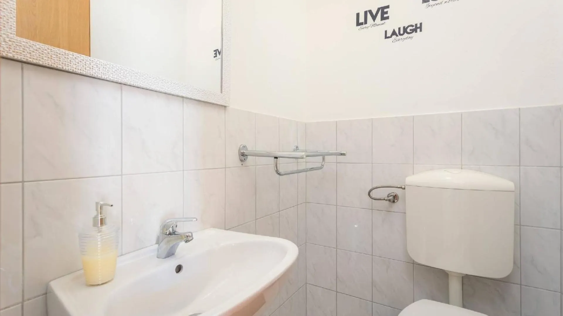 Holiday home 4 Schlafzimmer, 3 Badezimmer, Wohnzimmer, Voll Ausgestattete Kueche, Privater Pool, Sommerkueche, Grill, Garten Pula