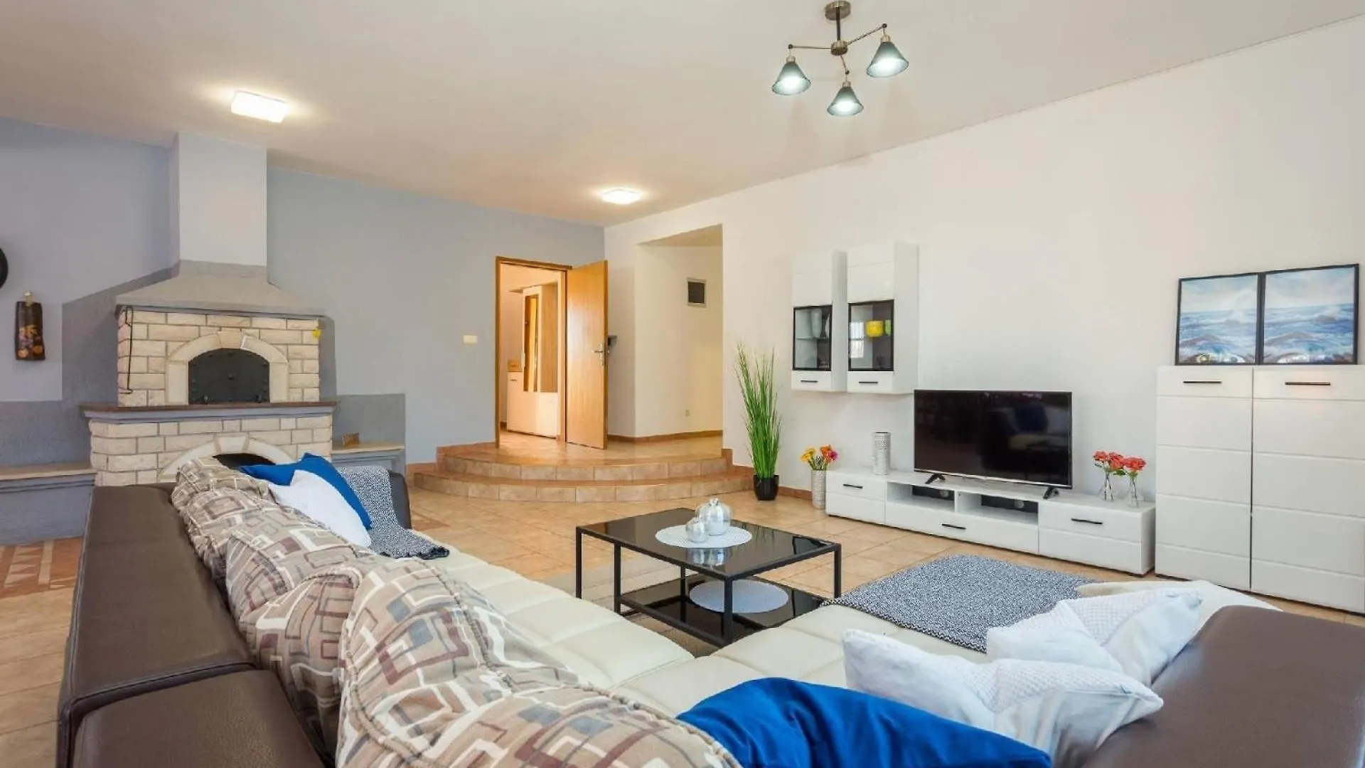 Holiday home 4 Schlafzimmer, 3 Badezimmer, Wohnzimmer, Voll Ausgestattete Kueche, Privater Pool, Sommerkueche, Grill, Garten Pula Croatia
