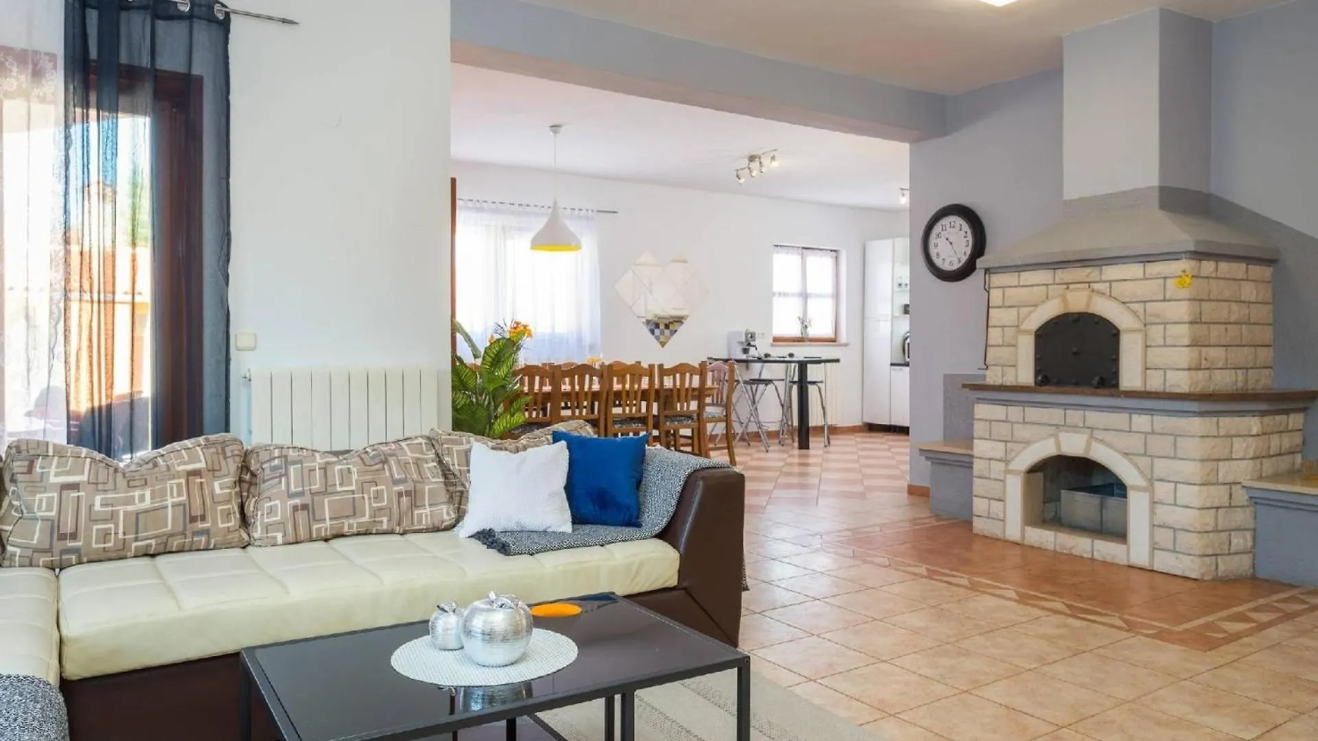 Holiday home 4 Schlafzimmer, 3 Badezimmer, Wohnzimmer, Voll Ausgestattete Kueche, Privater Pool, Sommerkueche, Grill, Garten Pula