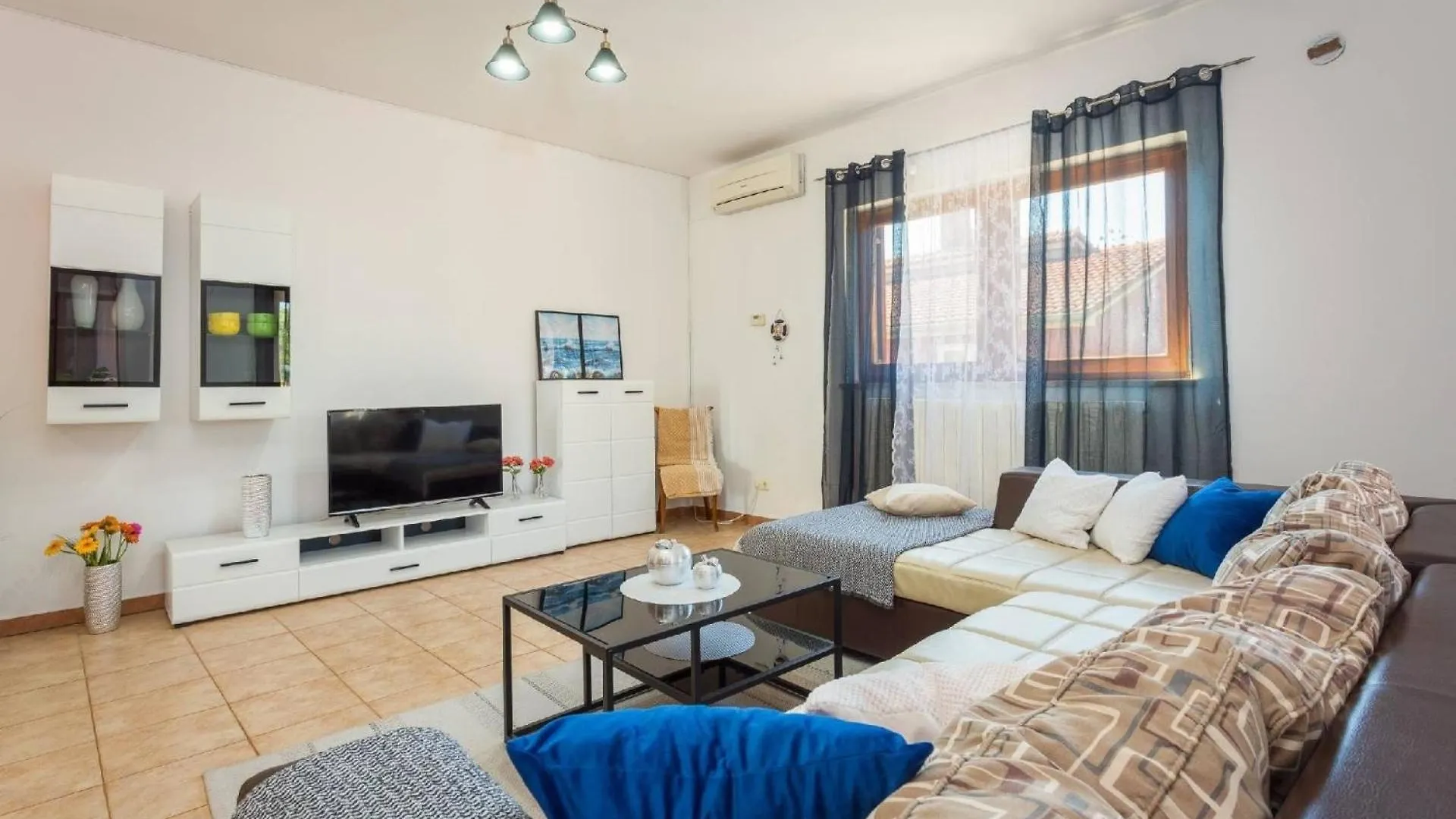 4 Schlafzimmer, 3 Badezimmer, Wohnzimmer, Voll Ausgestattete Kueche, Privater Pool, Sommerkueche, Grill, Garten Pula