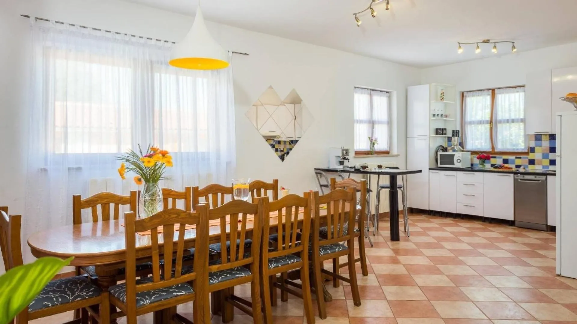 Holiday home 4 Schlafzimmer, 3 Badezimmer, Wohnzimmer, Voll Ausgestattete Kueche, Privater Pool, Sommerkueche, Grill, Garten Pula