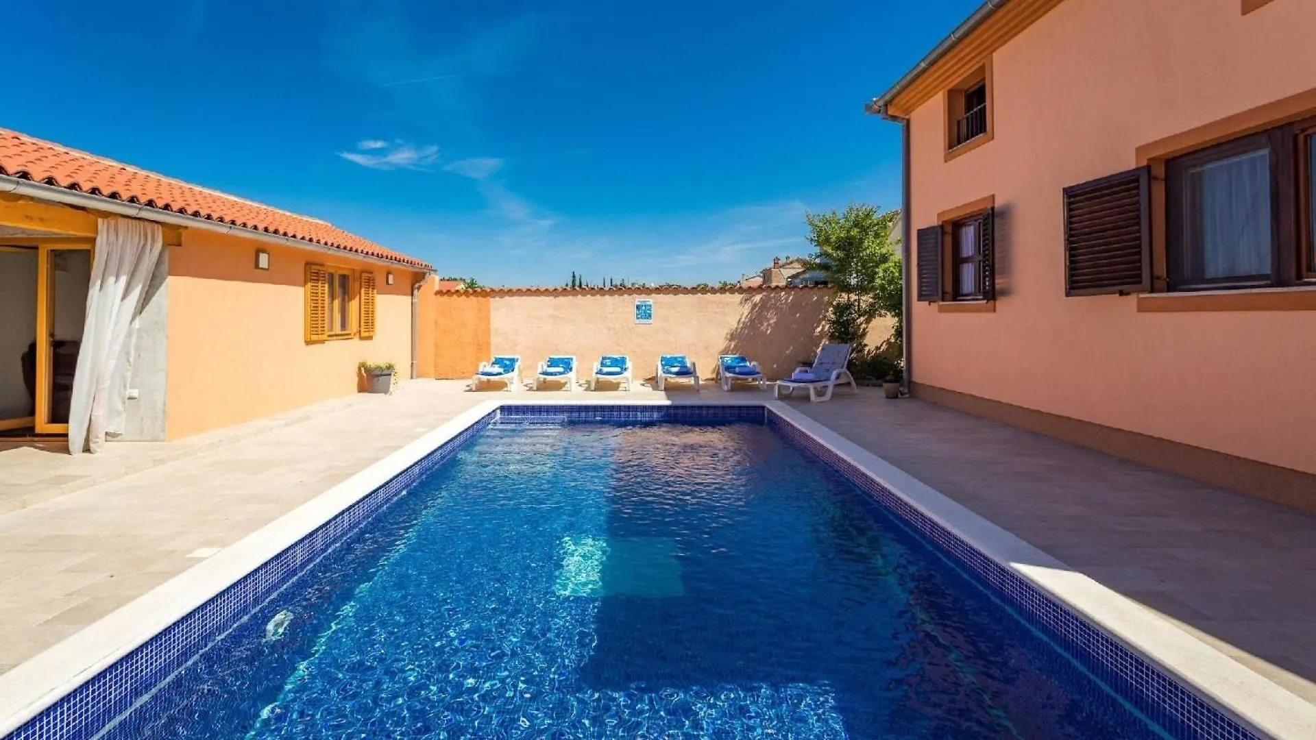4 Schlafzimmer, 3 Badezimmer, Wohnzimmer, Voll Ausgestattete Kueche, Privater Pool, Sommerkueche, Grill, Garten Pula Holiday home