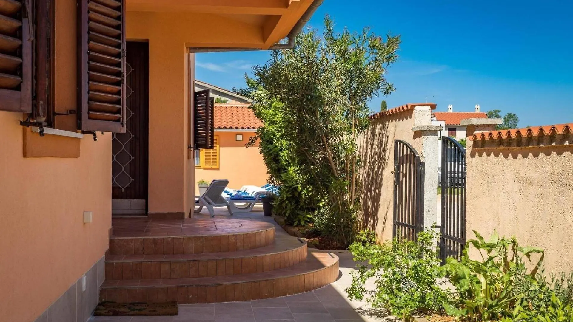 4 Schlafzimmer, 3 Badezimmer, Wohnzimmer, Voll Ausgestattete Kueche, Privater Pool, Sommerkueche, Grill, Garten Pula